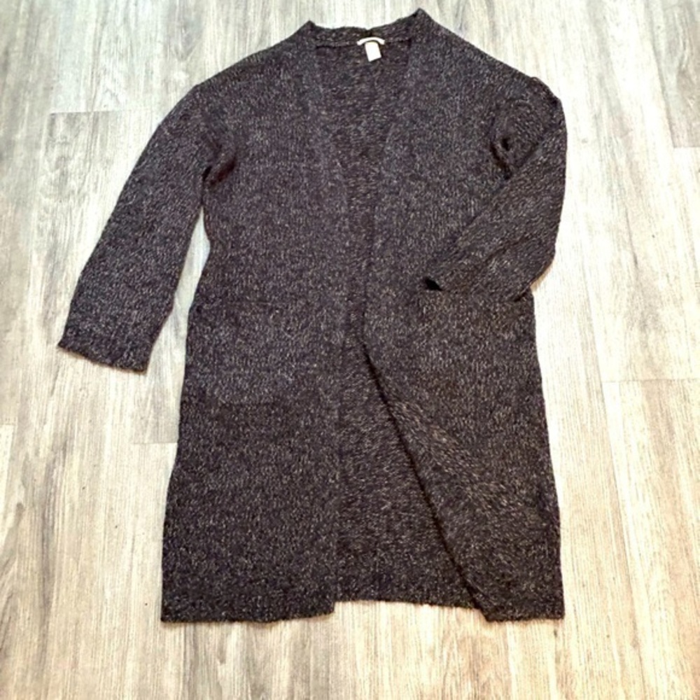 H&M brown knit cozy cardigan sweater with pockets. EEUC. 40” length.